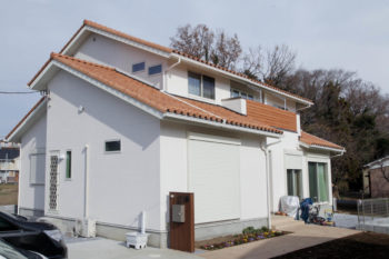 行田市で自然素材のサーモウールと漆喰を使用した二世帯住宅の家