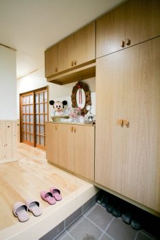 加須市柏戸で自然素材の漆喰を使用した玄関ホールとトイレのリフォーム（補助金対応）