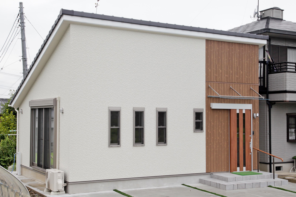 板倉町で自然素材のチークフローリングを使用した治療院 板倉町で自然素材のチークフローリングを使用した治療院