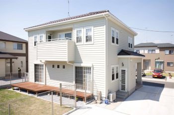 加須市で自然素材の漆喰を使用したペレットストーブのあるアメリカンスタイルの家
