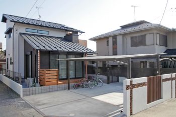 久喜市で自然素材を使用したリビングにおしゃれな間接照明のある家