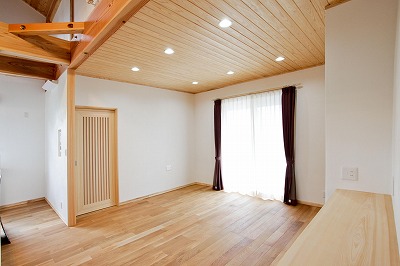 加須市で自然素材の無垢の木と漆喰で建てた平屋の家