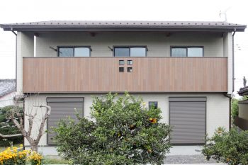 加須市柏戸で自然素材を使った38坪の赤いサークル窓のある家