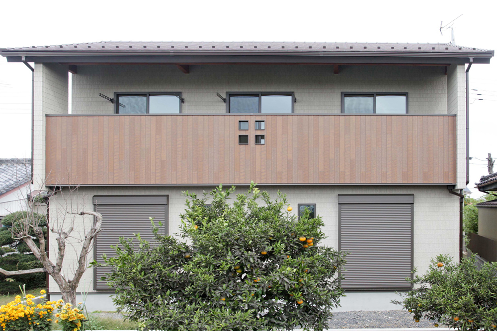 加須市で自然素材を使った38坪の赤いサークル窓のある家